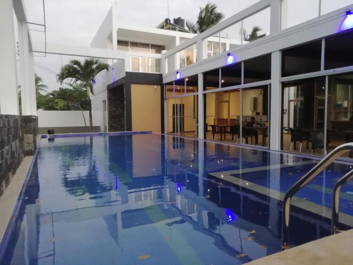 Saara Beach Hotel Marawila Bagian luar foto