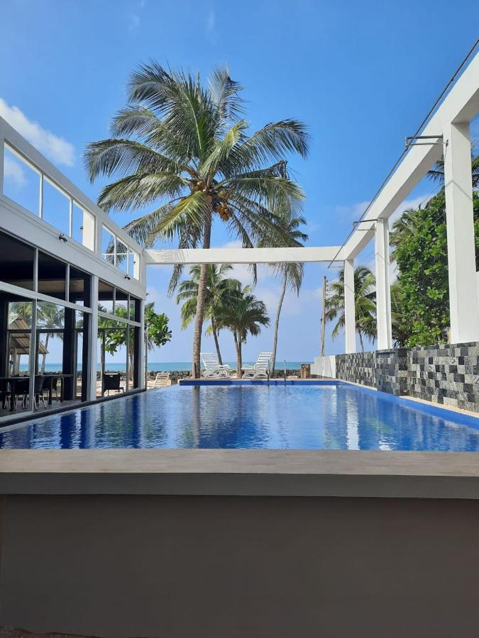 Saara Beach Hotel Marawila Bagian luar foto