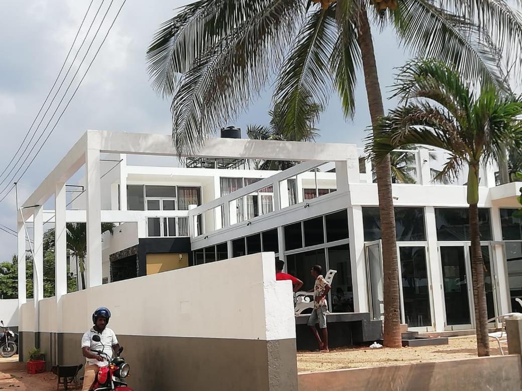 Saara Beach Hotel Marawila Bagian luar foto