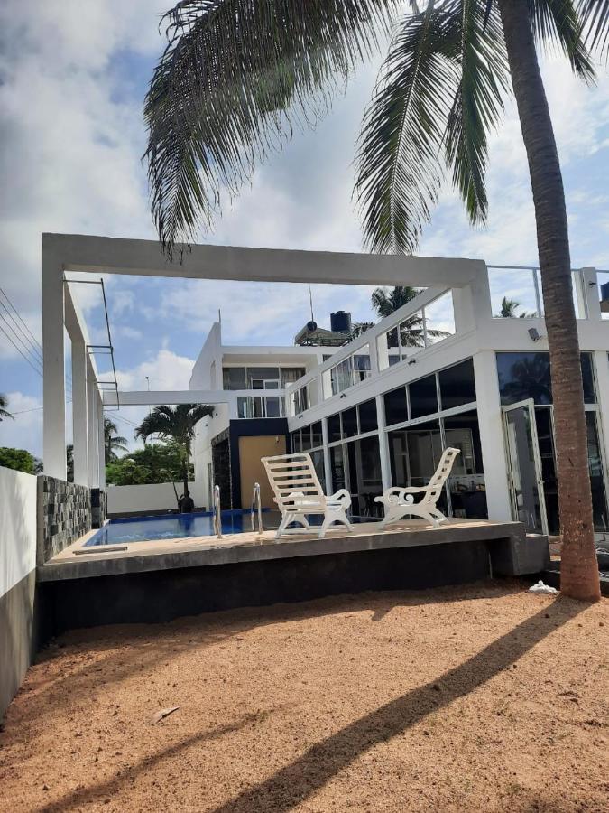 Saara Beach Hotel Marawila Bagian luar foto