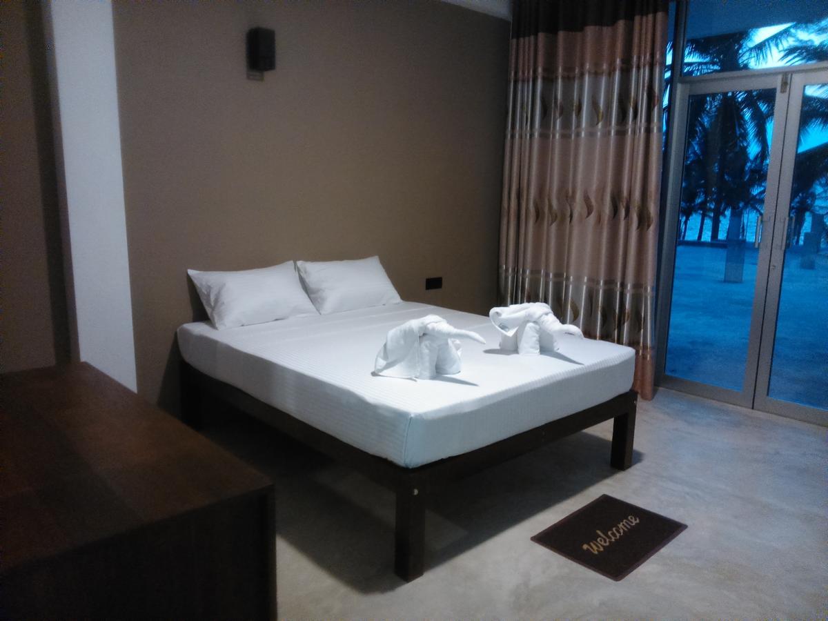 Saara Beach Hotel Marawila Bagian luar foto