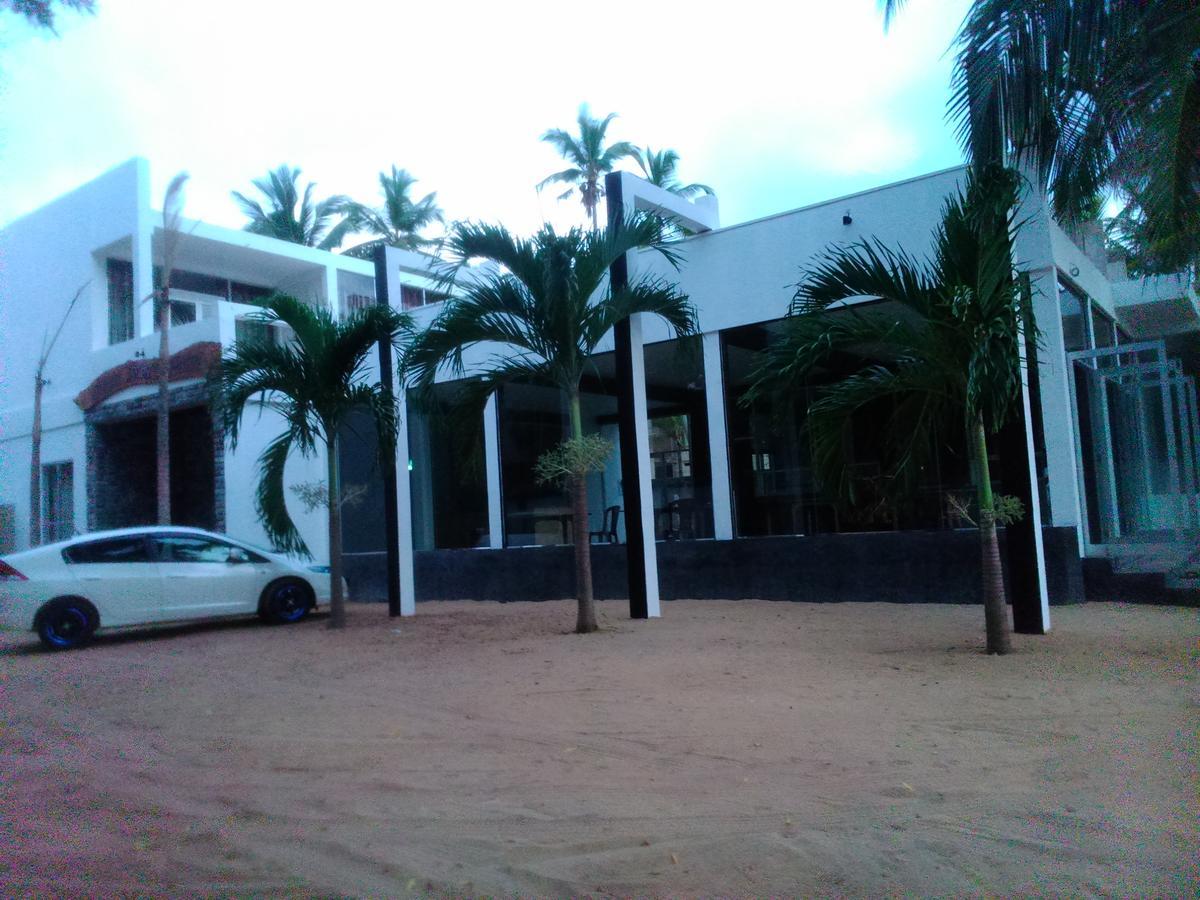 Saara Beach Hotel Marawila Bagian luar foto