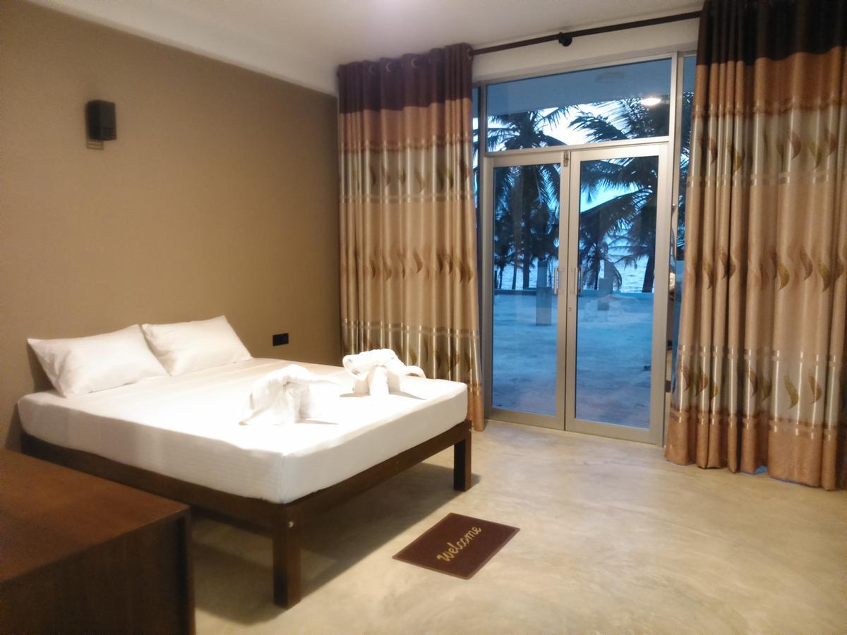 Saara Beach Hotel Marawila Bagian luar foto