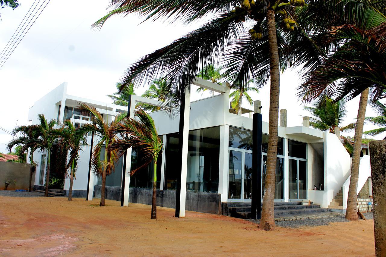 Saara Beach Hotel Marawila Bagian luar foto