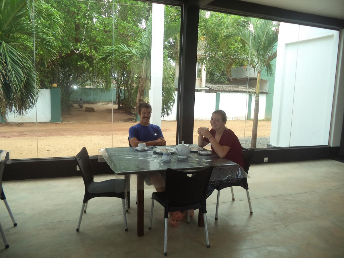 Saara Beach Hotel Marawila Bagian luar foto