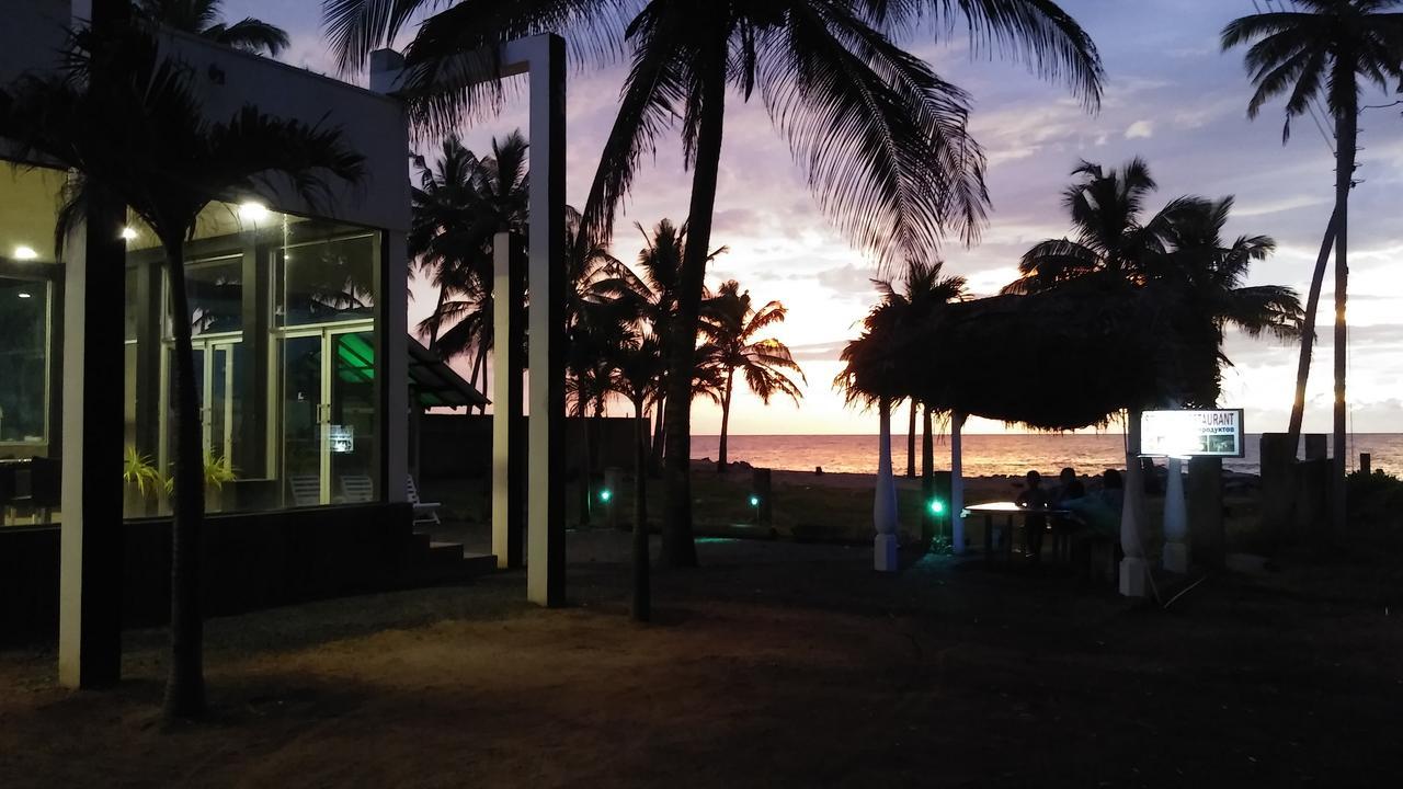 Saara Beach Hotel Marawila Bagian luar foto