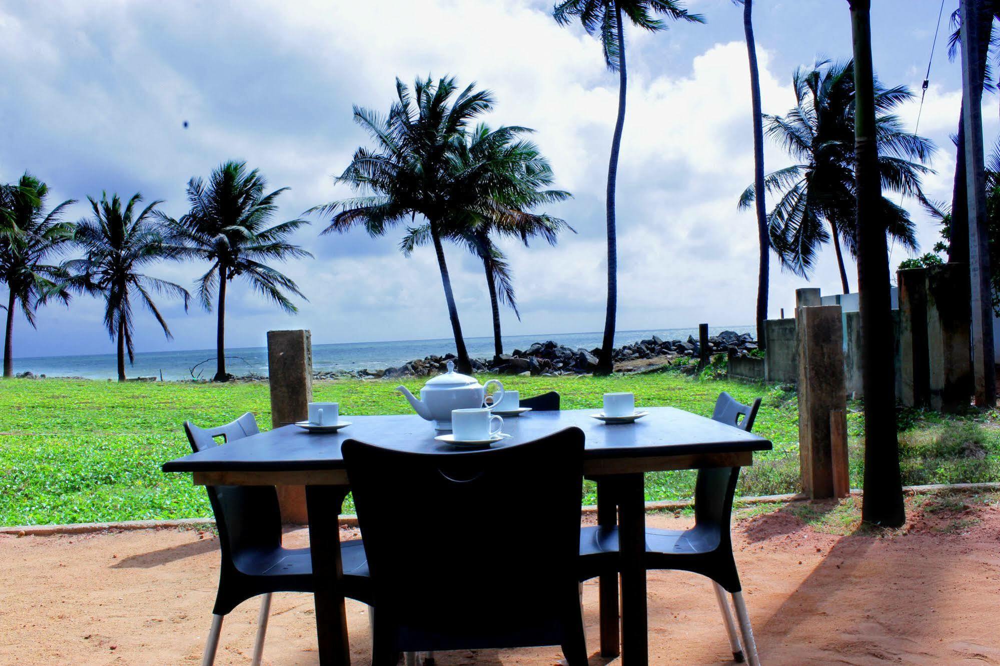 Saara Beach Hotel Marawila Bagian luar foto
