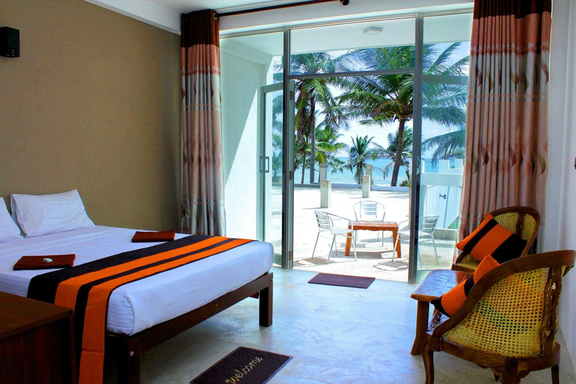 Saara Beach Hotel Marawila Bagian luar foto