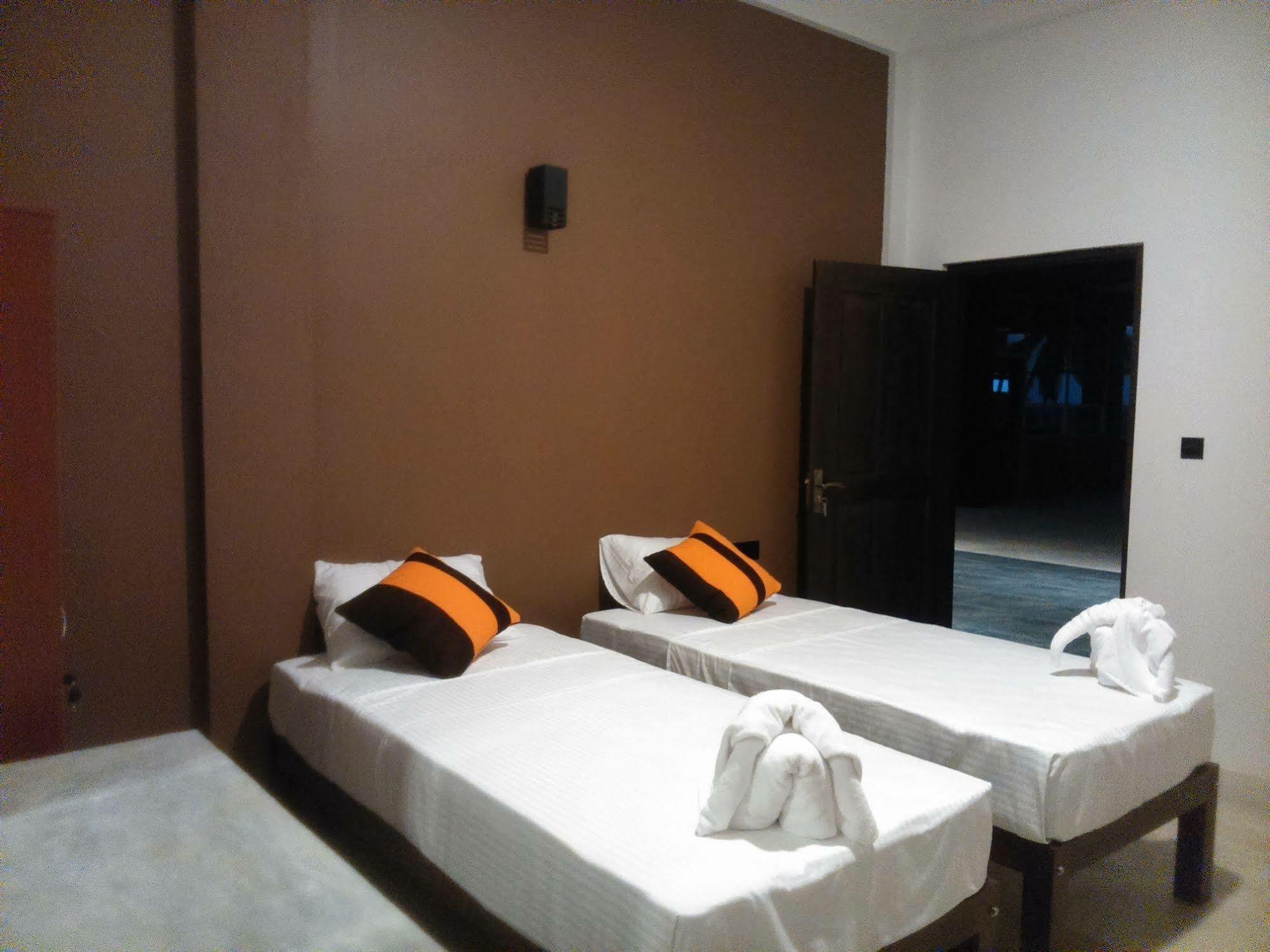 Saara Beach Hotel Marawila Bagian luar foto