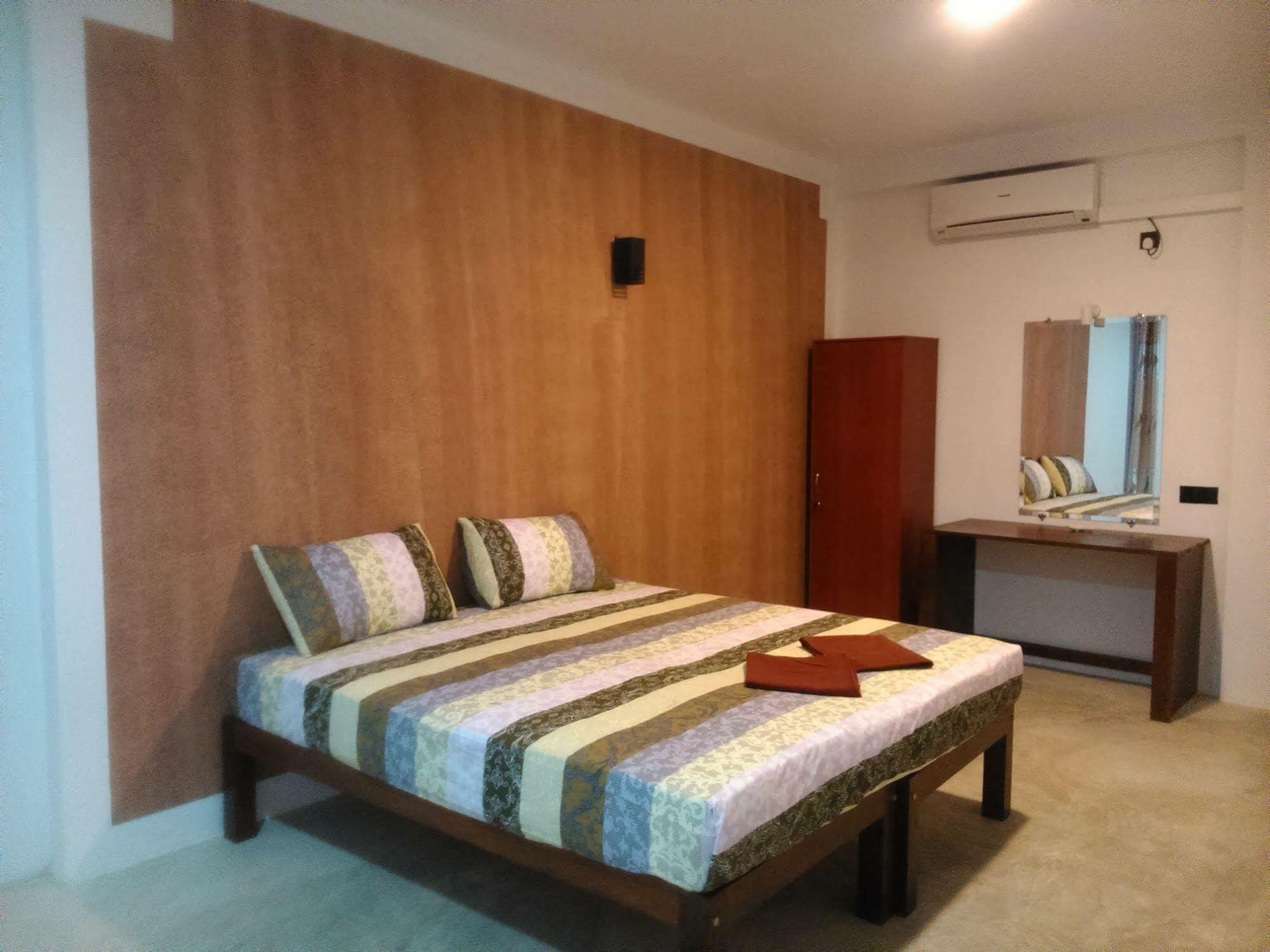 Saara Beach Hotel Marawila Bagian luar foto