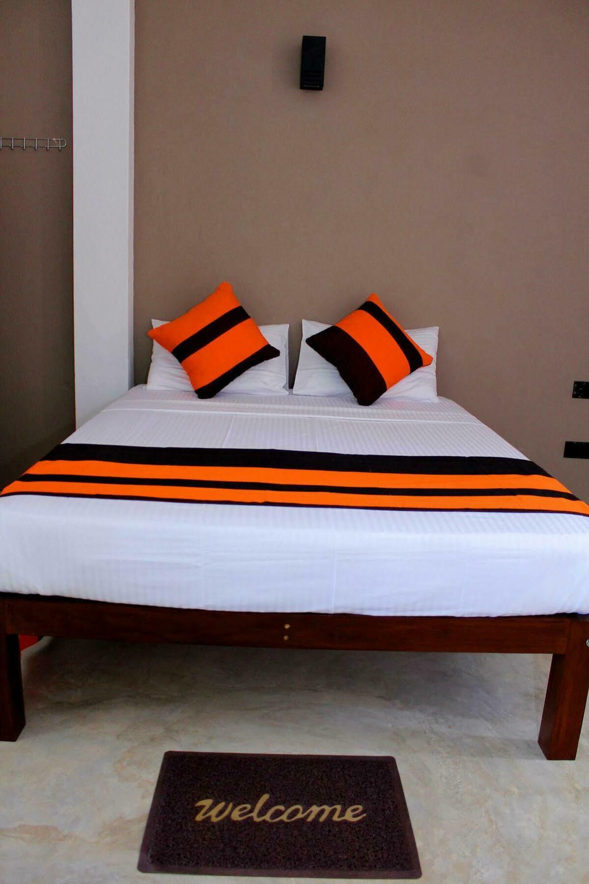 Saara Beach Hotel Marawila Bagian luar foto