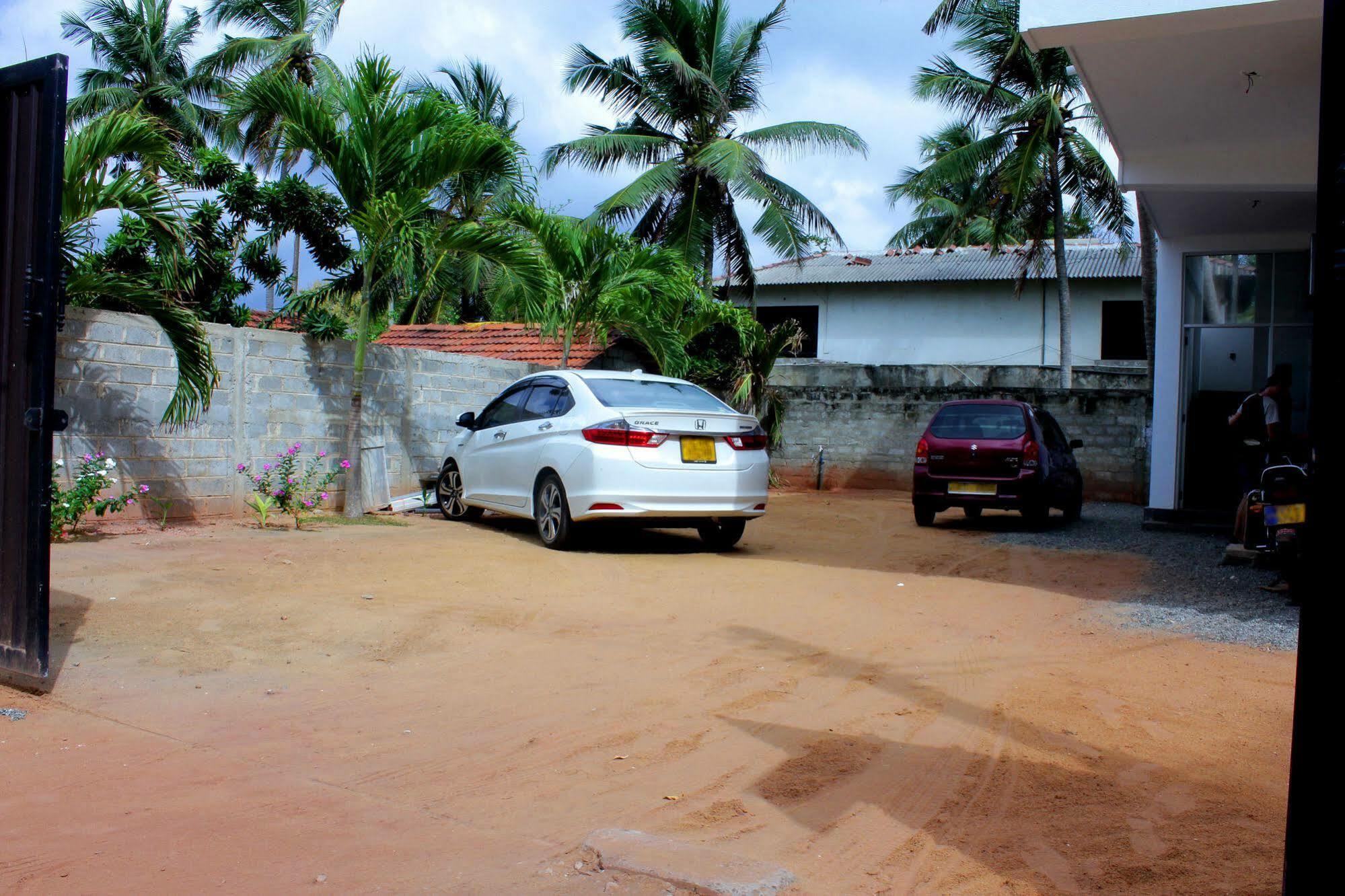 Saara Beach Hotel Marawila Bagian luar foto
